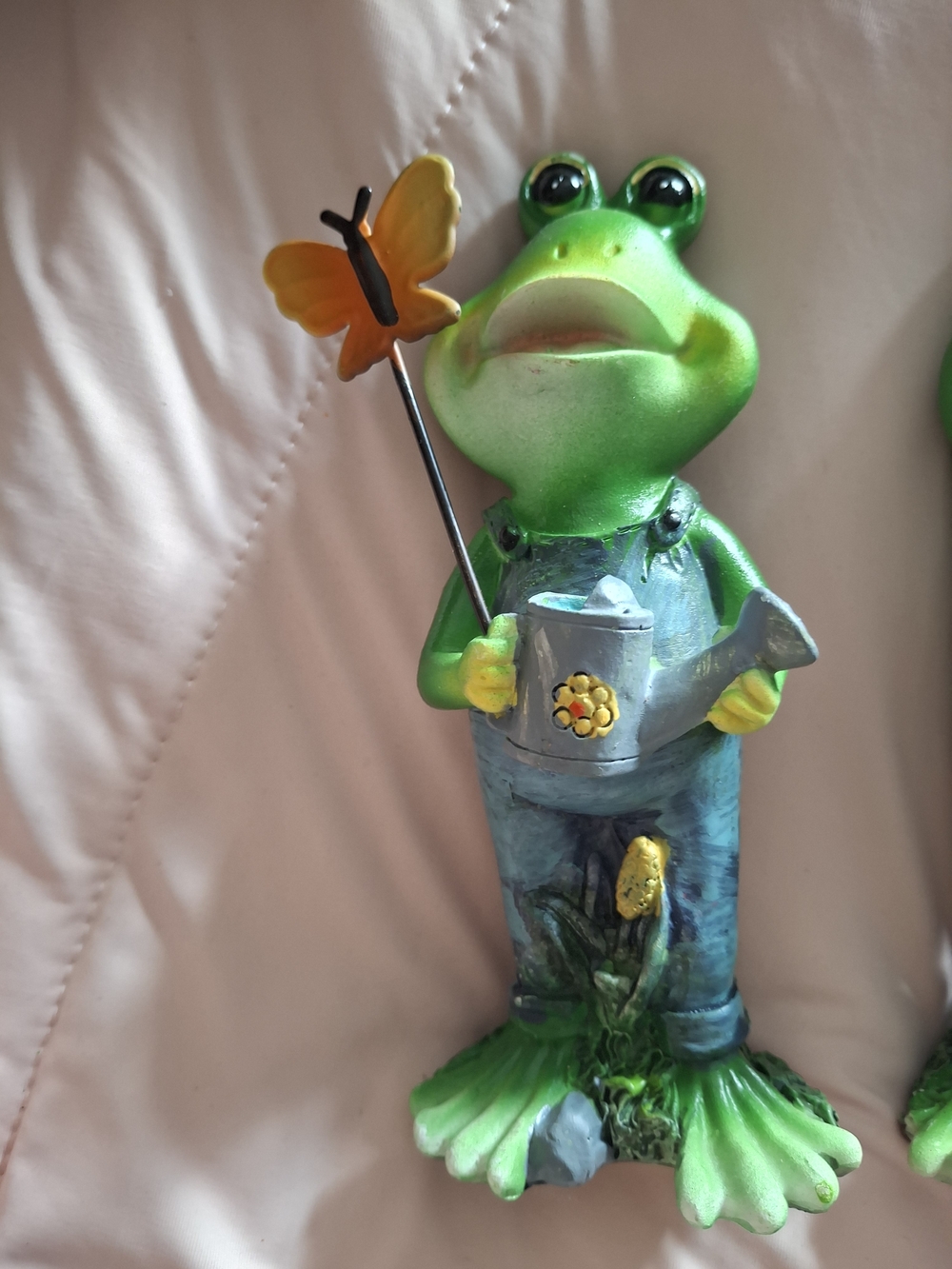 Green Frog Garden Figurine with Butterfly & Watering Can With 1 Sunflower Frog